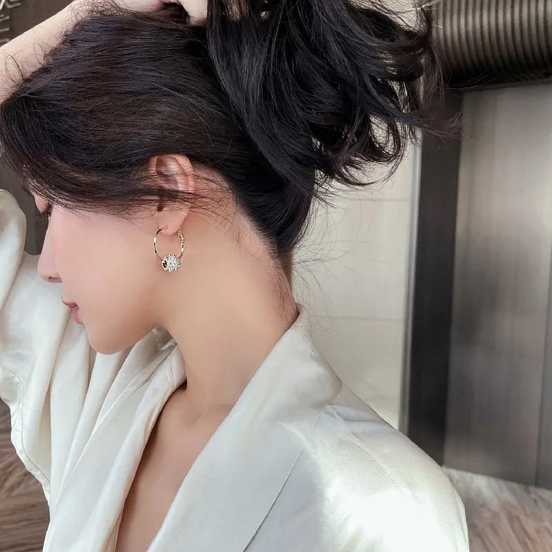 Pendientes giratorios chapados en oro Real para mujer, joyería de coreana, cuentas de circón redondas, accesorios de de graduación de lujo