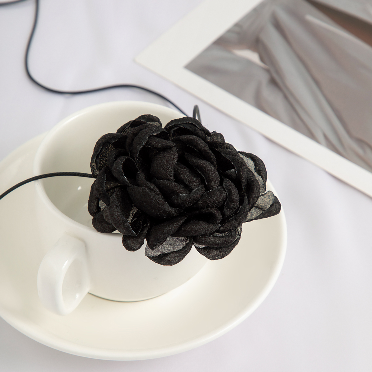 Cadenas de cuerda larga con gargantilla de flores grandes para mujer, Collar de tela romántico blanco y negro, joyería en el cuello, accesorios: Color acero