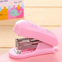 Mini hæftemaskine og hæftesæt 400 hæfteklammer søde studerende papirvarer kontorartikler tre farver valgfri: Lyserød