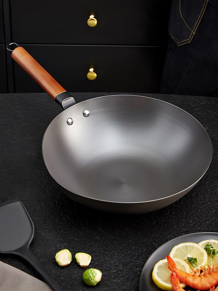 Chinese Traditional Wok Non-coating Handmade Wok With Wooden Handle Iron Non Stick Rusting Pan Induction and Gas Cooker Cookware