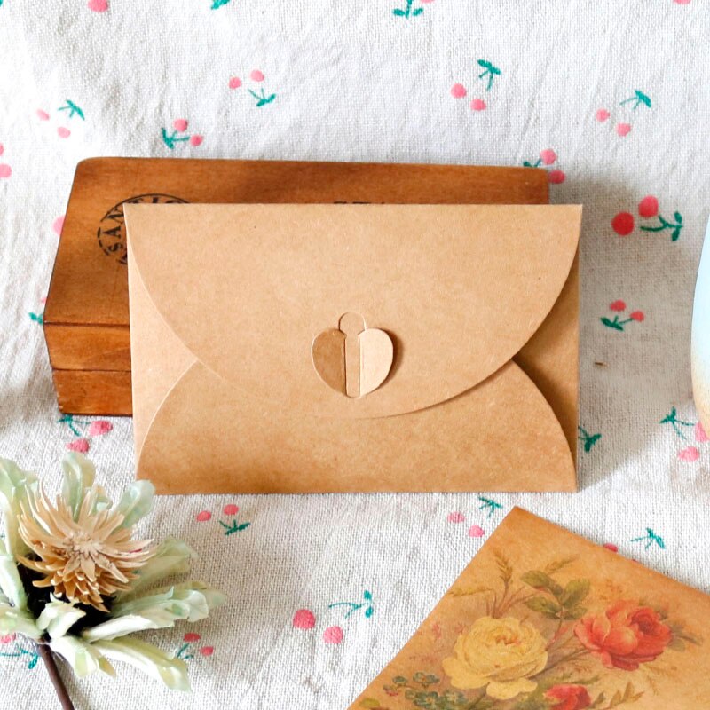 100Pcs 7.1*10.5Cm Hart Vorm Pearlized Kraftpapier Enveloppen Party Papieren Zak Of Wenskaart Party uitnodiging Kaart Ambachten