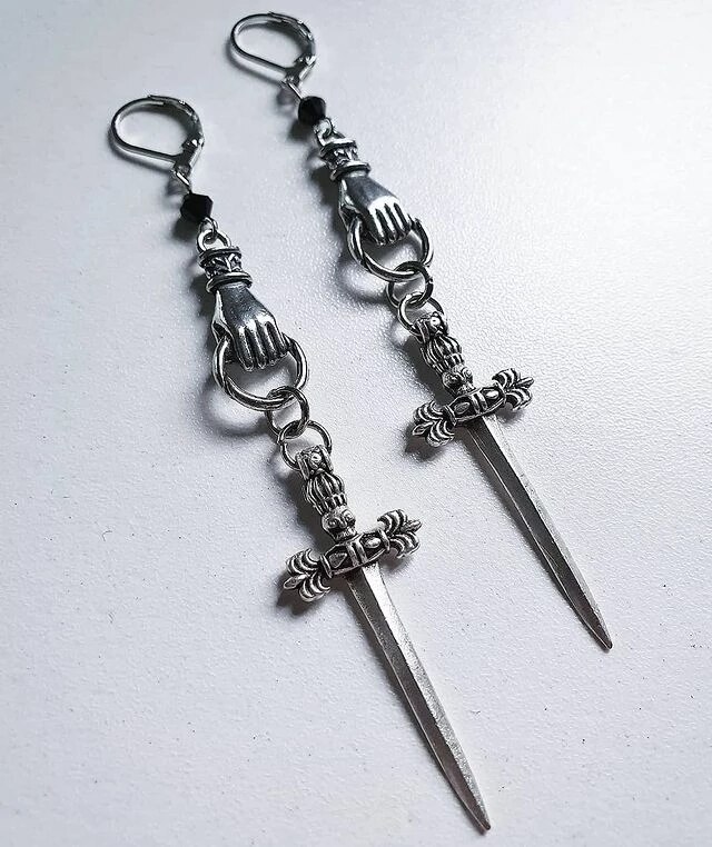 Pendientes de espada de mano o Luna, pendientes de espada, pendientes de luna creciente, joyería mística, pendientes extrañas, pendientes góticos