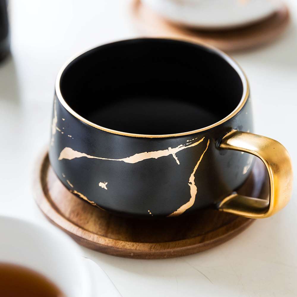 300ml luksuriøse te-kaffekopper i matt keramisk marmor og med vedkopper i tre i svart og hvitt måke