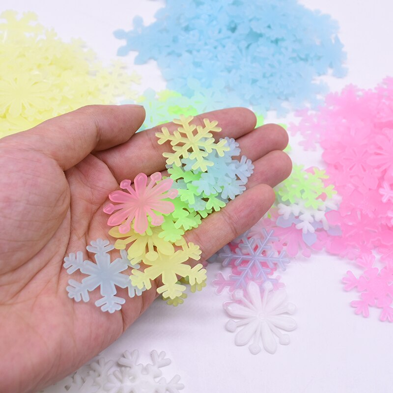 100 stuks/pak kleurrijke lichtgevende sneeuwvlok muurstickers 3cm glow in the dark sneeuwvlokken voor thuiskamer kinderkamer bedankjes stickers decoratie