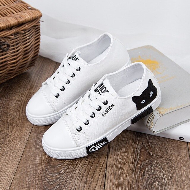 Kvinnor skor kvinnor lägenheter canvas skor platå sneakers kvinnor snörning tecknad katt dam board skor vita kvinnliga skor: Vit / 39