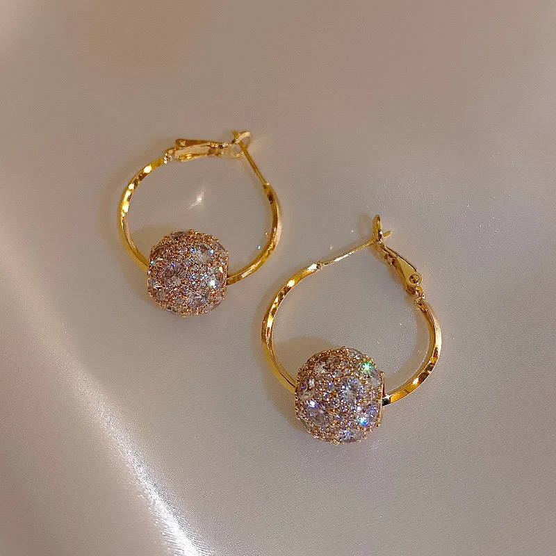 Pendientes giratorios chapados en oro Real para mujer, joyería de coreana, cuentas de circón redondas, accesorios de de graduación de lujo: Blanco