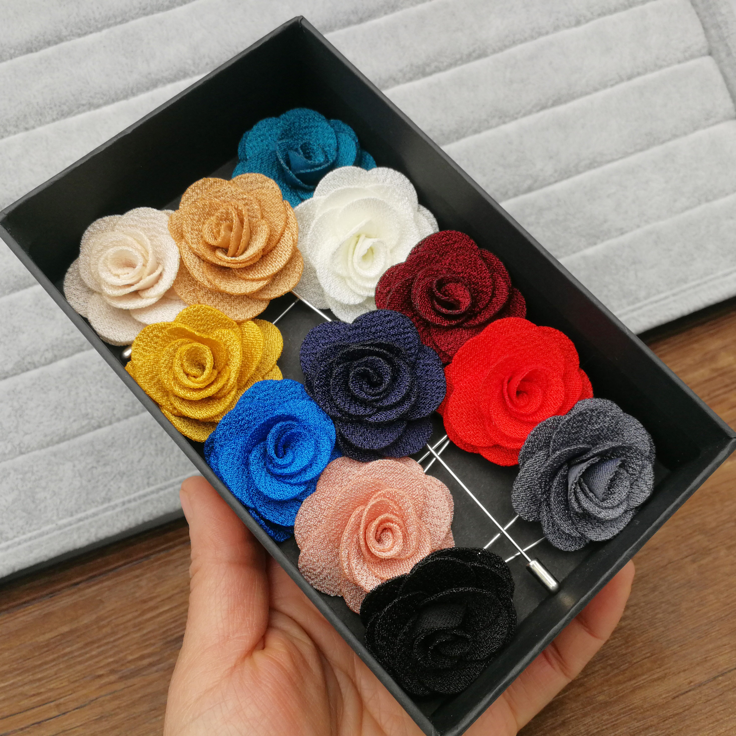 Broches à fleurs en tissu pour femmes, épingles de décoration pour costumes, épingles à revers pour hommes, accessoires pour costumes dans une boîte