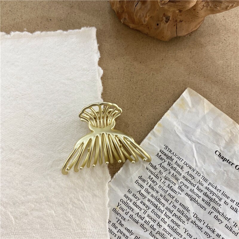 HUANZHI Korean Geometry Star Shell Gold Color Metal Simple Hollow Grip Claw Hair Clip for Women Girls Bath Accessories: 13