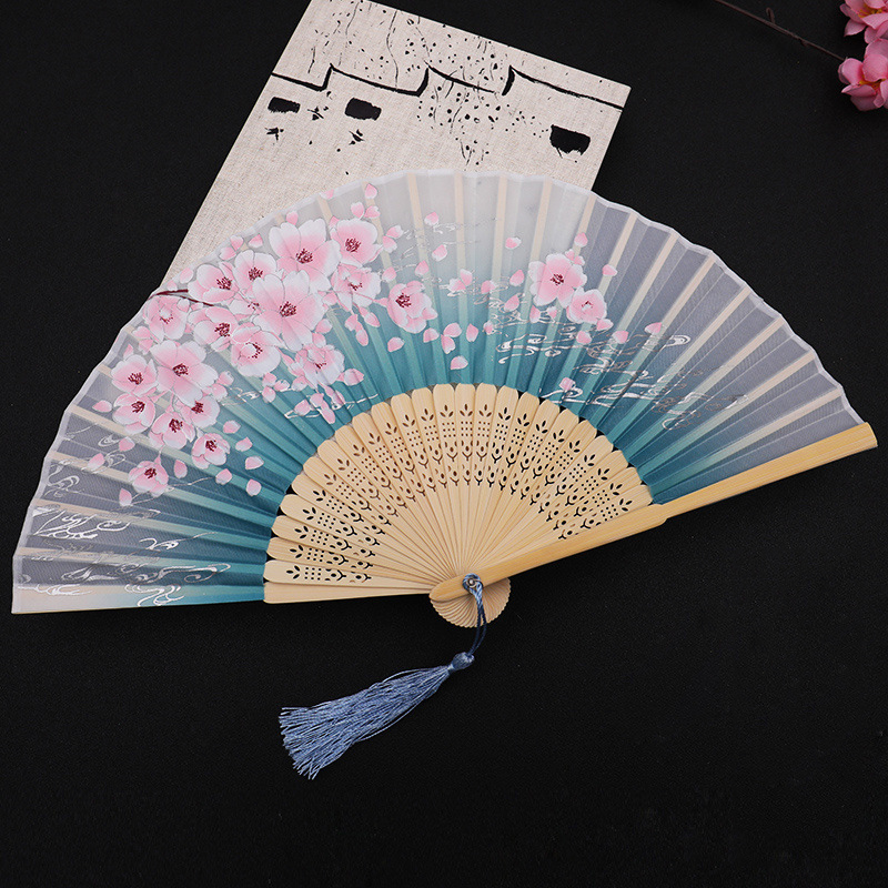 1 st bärbar handfällbar fläkt kinesisk stil dansrekvisita retro fläkt kvinna män bambu trä sidenblomma fällbar fläkt: Ljusgrön