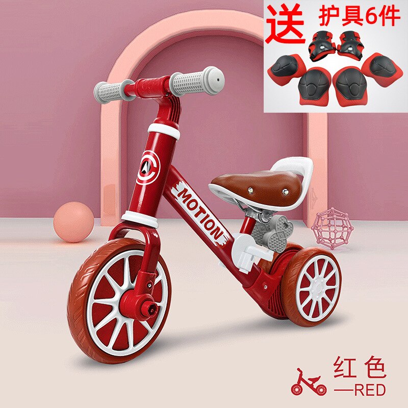 Babyjongen Die Op Zijn Eerste Fiets Zonder Pedalen Berijden Stock Babyjongen Die Op Zijn Eerste Fiets Zonder Pedalen Berijden Stock