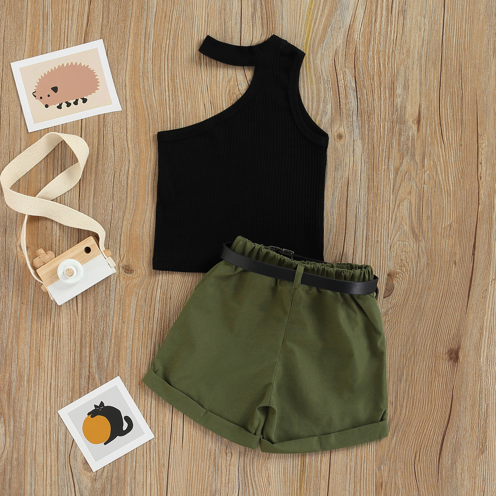 Completi a tre pezzi per neonate per bambini, gilet scavato senza maniche con una spalla + pantaloncini con tasche laterali + cintura decorativa 1-6T