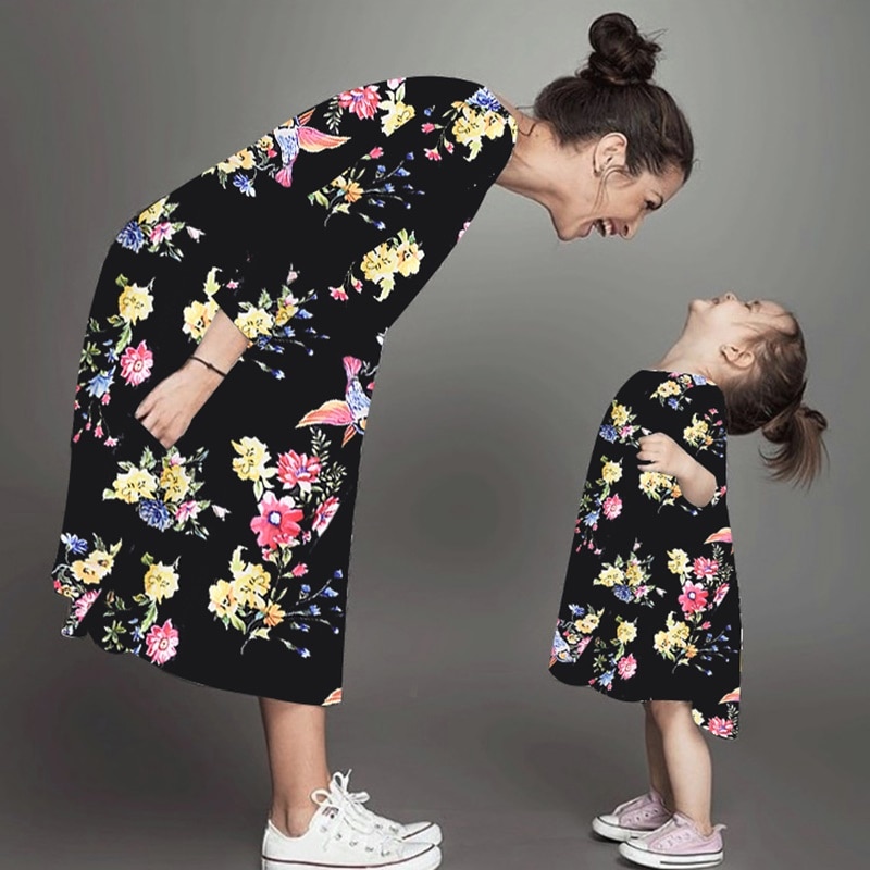 Sommar mamma och jag familj matchande mamma dotter klänningar kläder blommig mamma klänning barn barn kläder mamma storasyster flicka