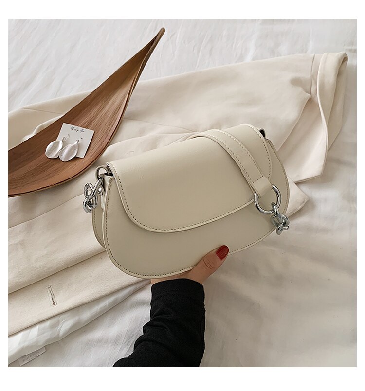 Ensfarvet flap sadeltaske pu læder kvinders håndtaske kæde skuldertasker armhule taske: Hvid