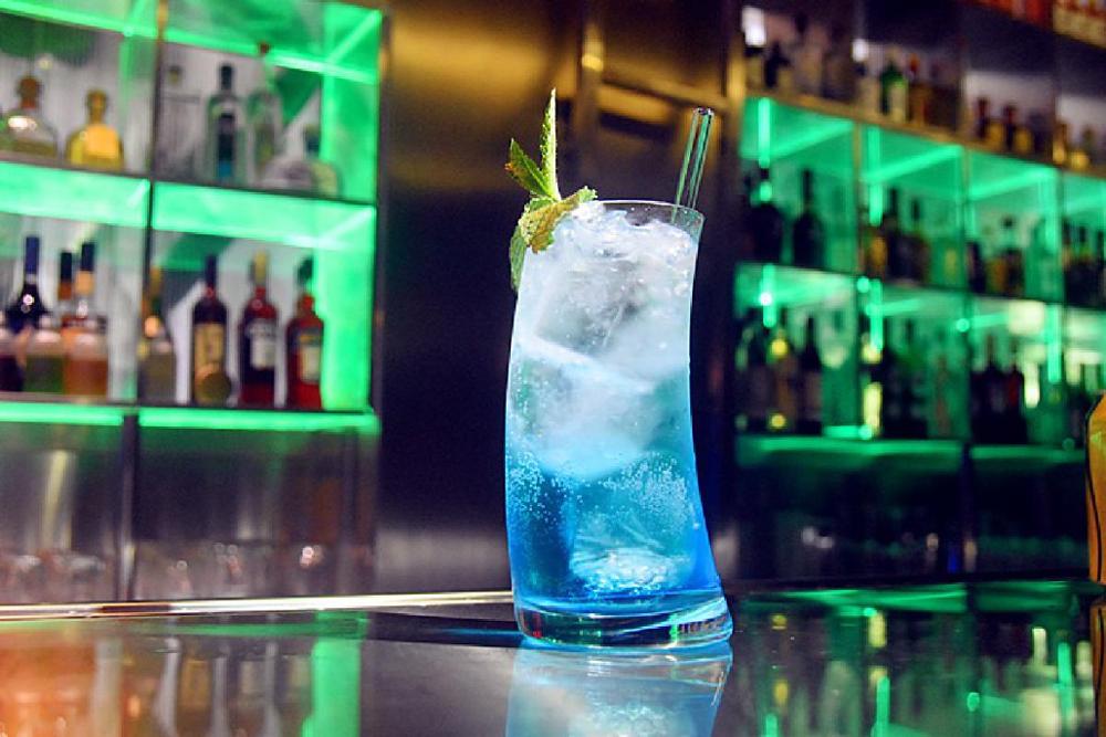 wine cup mixed sailing juice cup curved cup inclined glass cocktail glass crystal glass