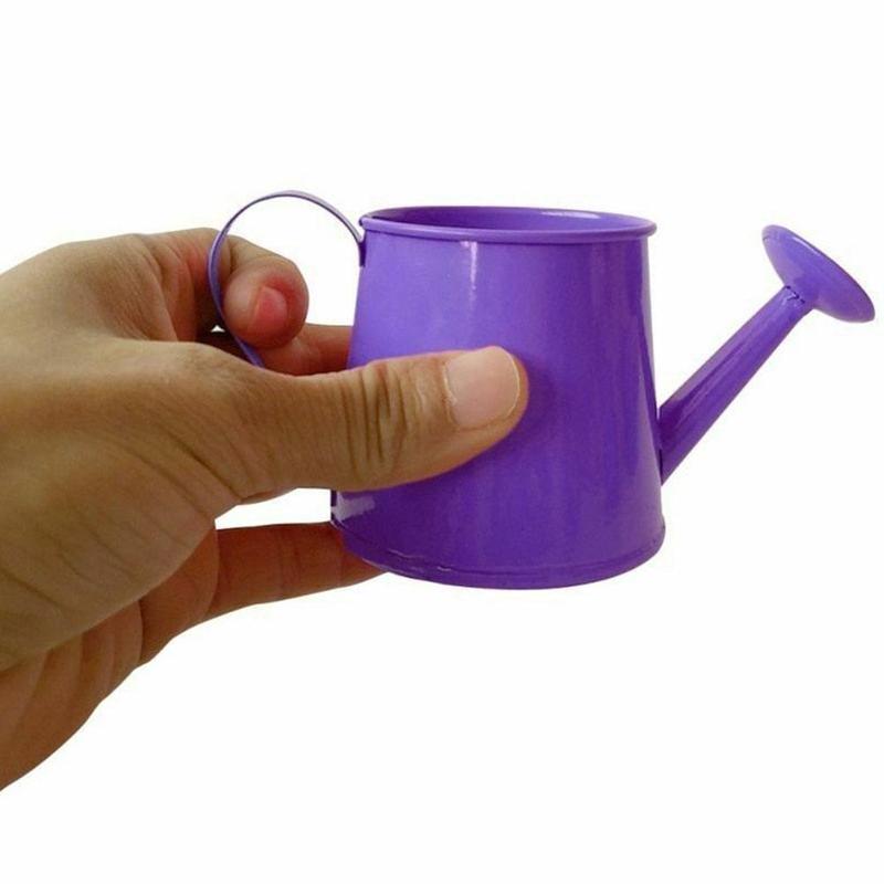 1pc Süssigkeit-farbige Mini Gießkanne Hause Dekoration Fass Blume Anordnung Sukkulenten Pflanzen Topf Metall Gießkanne Gerät
