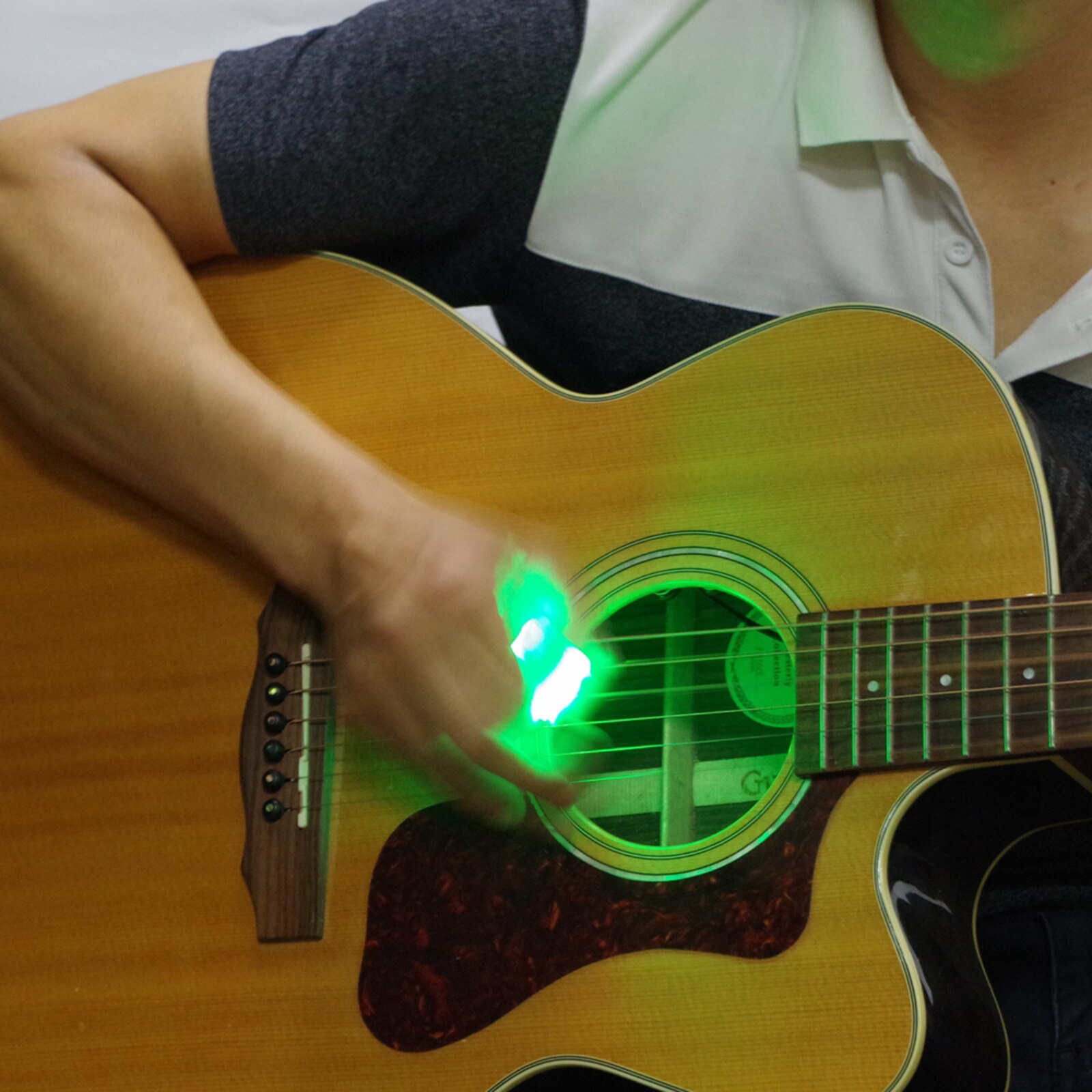 Guitar LED Pick Gleamy Plectra Non-slip Colored Light Picks Guitar Accessory: Green light