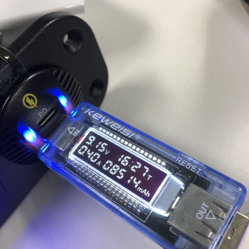 Kfz-schnellladegerät mit  qc3.0 usb-c-anschlüssen, led-voltmeter und 12v steckdosen sowie ein-/ausschalter für auto, boot, wohnmobil, lkw und suv