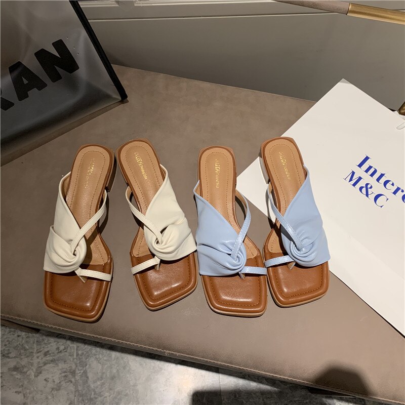 chaussures pour femmes d'été et sandales talons épais et talons bas croix match couleur chaussures plates et sandales en stock