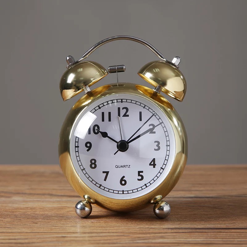 Reloj despertador sencillo Retro de Metal, reloj con luz de noche para dormitorio silencioso para estudiantes, adorno moderno para sala de estar, reloj de mesa luminoso: Dorado