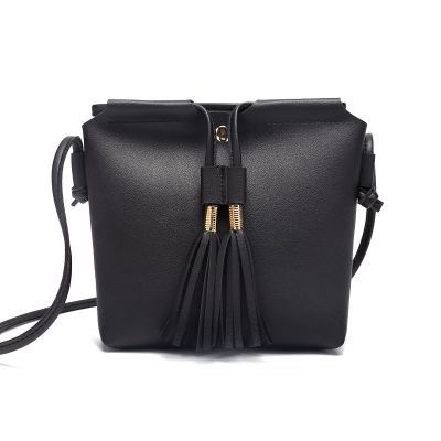 Shoulder Bag Product Ladies Bucket Type Pumping Tassel Bucket Bag Lady Small Bag Casual Retro PU Handbag: Black