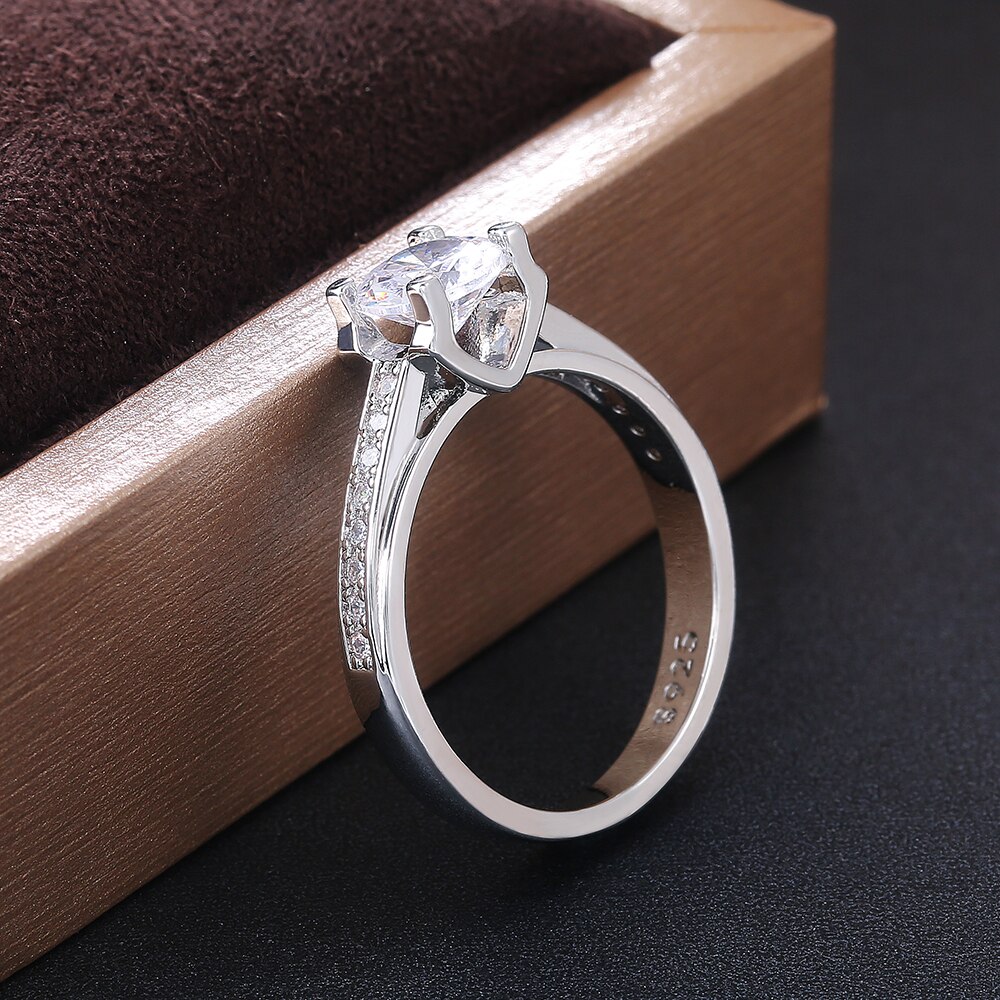 Huitan Luxury Round Zirconia Crystal Finger Ring for Bridal Ceremony Party Wedding Band Jewelry Women Rings