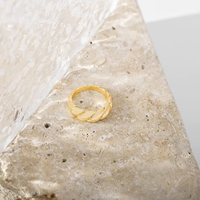 VQYSKO Croissant trenzado sello trenzado anillo de cúpula gruesa banda de estrella apilable para mujeres y hombres anillo de boda llamativo minimalista