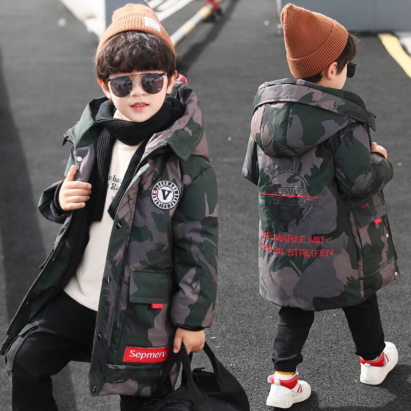 Babyjongens winterjas bedrukt camouflage verdikking trenchcoat 4-13 jaar oud borduurwerk label capuchon kinderwinterkleding: Groente / 140