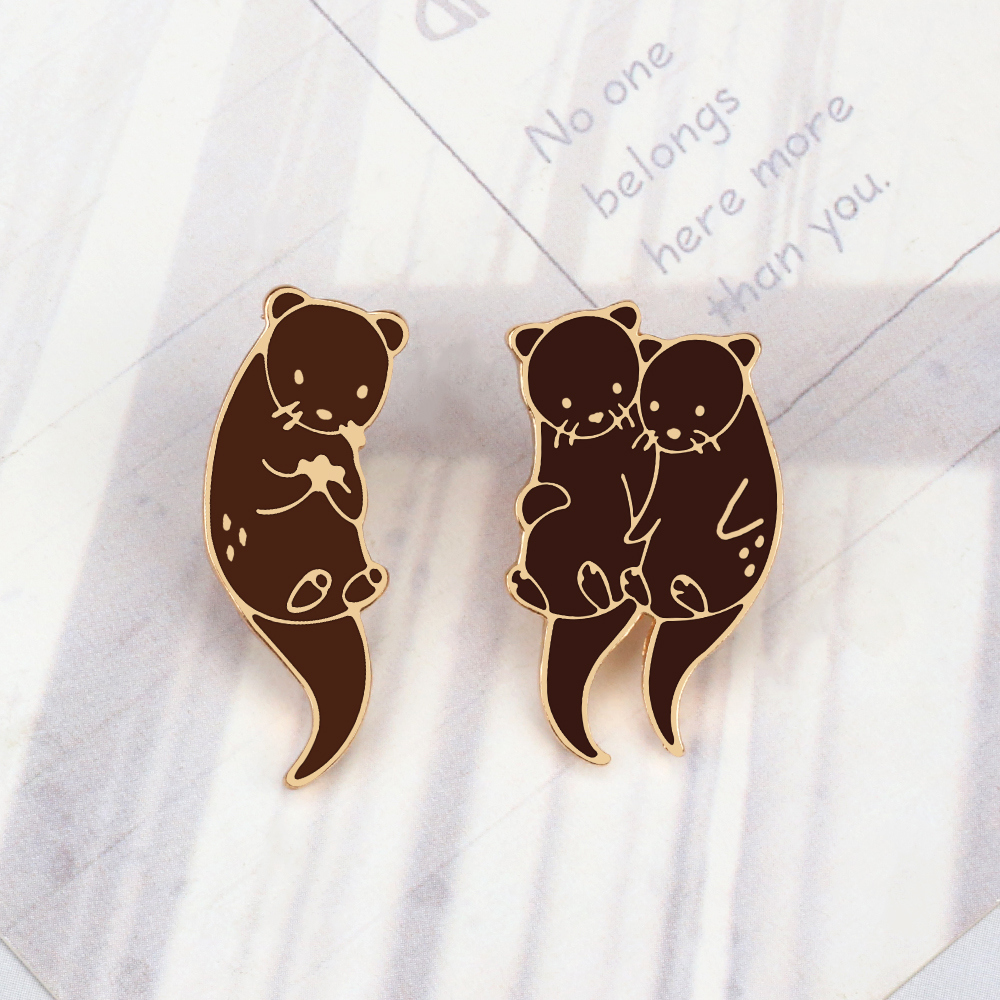 Mooie Zeeotter Knuffelen Ijsblok Broche Pin Cartoon Otters Hand Hand Badge Mode Email Reversspeldjes Sieraden Cadeau Voor Kinderen