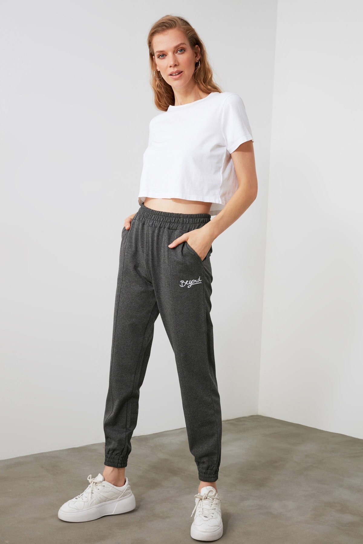 Pantalon de survêtement en tricot brodé Trendyol deuxaw21ea0049