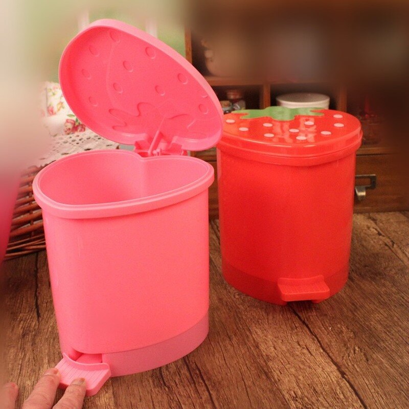 Söt rosa röd jordgubbssoptunna skrivbord bärbar plast mini sopkorg hem sovrum förvaring hink papperskorg med lock