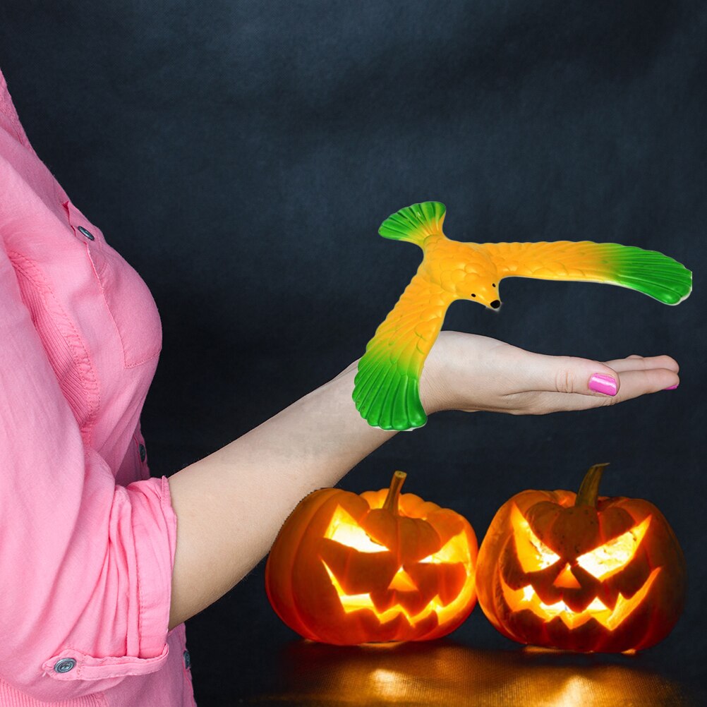 4 stücke Zufällige Farbe Magie ausgleichen Vogel betonen Linderung Finger Spielzeug Mit Pyramide Basis Für freundlicher Physikalische Büro Schreibtisch Spielzeug