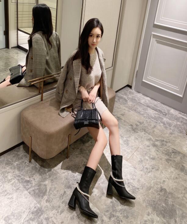 eins Luxus Frauen Weiß klobig hoch Fersen Perle Stiefeletten Winter Suqare Kappe Westlichen Patent Leder Stiefel ziehen Königin schuhe