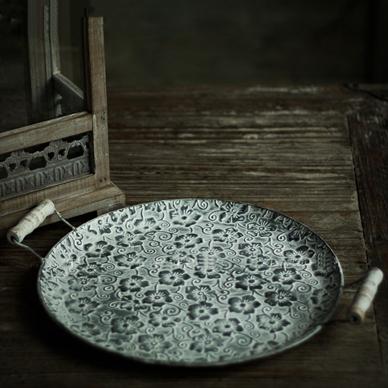 Handgemaakte Ronde Platte Metalen Plaat Retro Dessert Cake Brood Plaat Decoratieve Antieke Dienblad Met Houten Handgrepen Restaurant