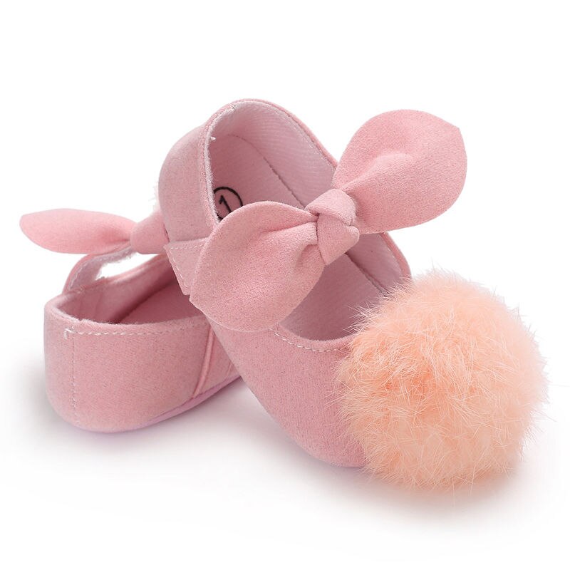 Chaussures en fourrure pour bébés filles de 0 à 18 mois, à la , semelle souple, avec pompon, pour les premiers pas,