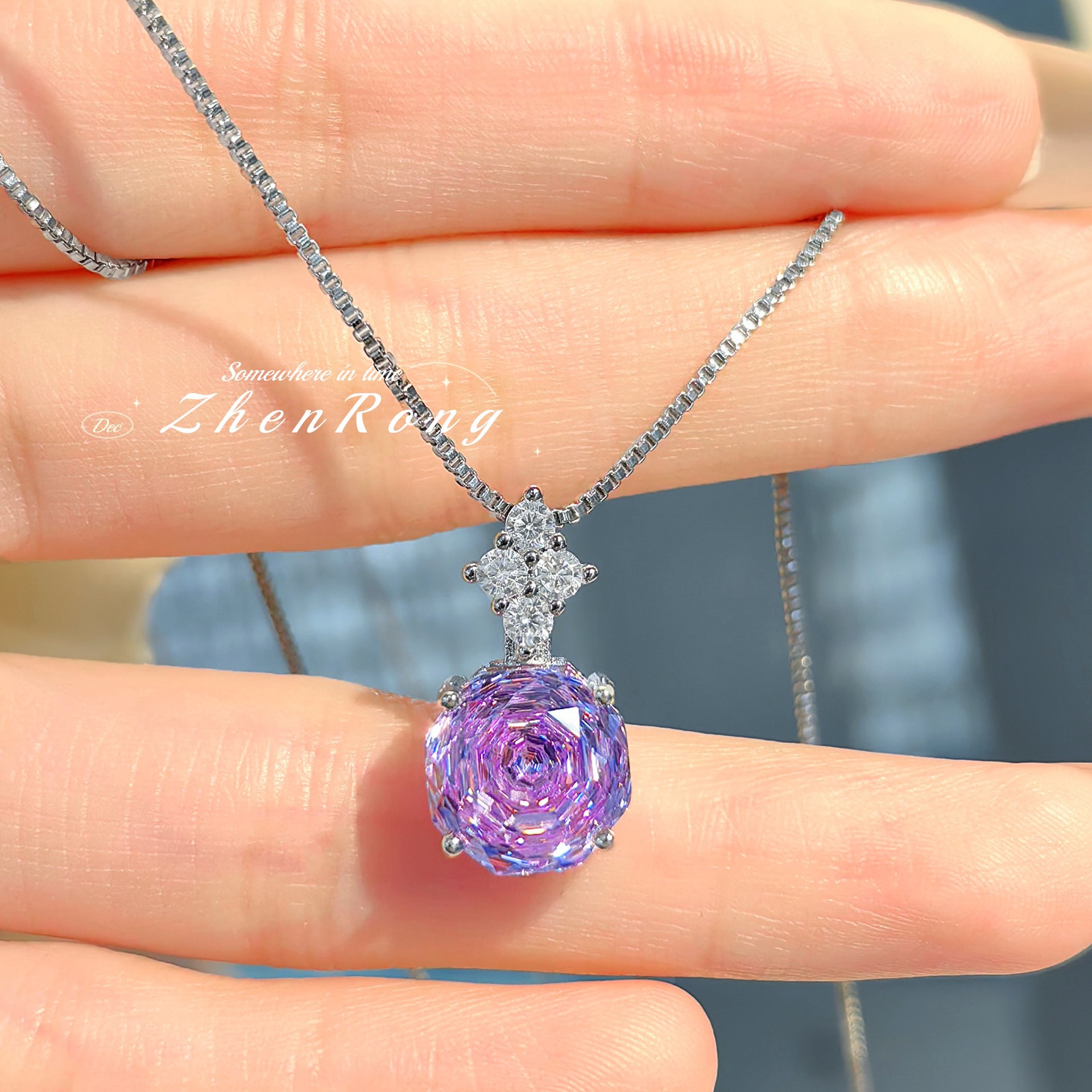 Prachtige rozenbloemvormige hangers met paarse zirkonia, oorbellen, zilverkleurige ringen en sieradensets voor vrouwen.: Rhodium geplateerd