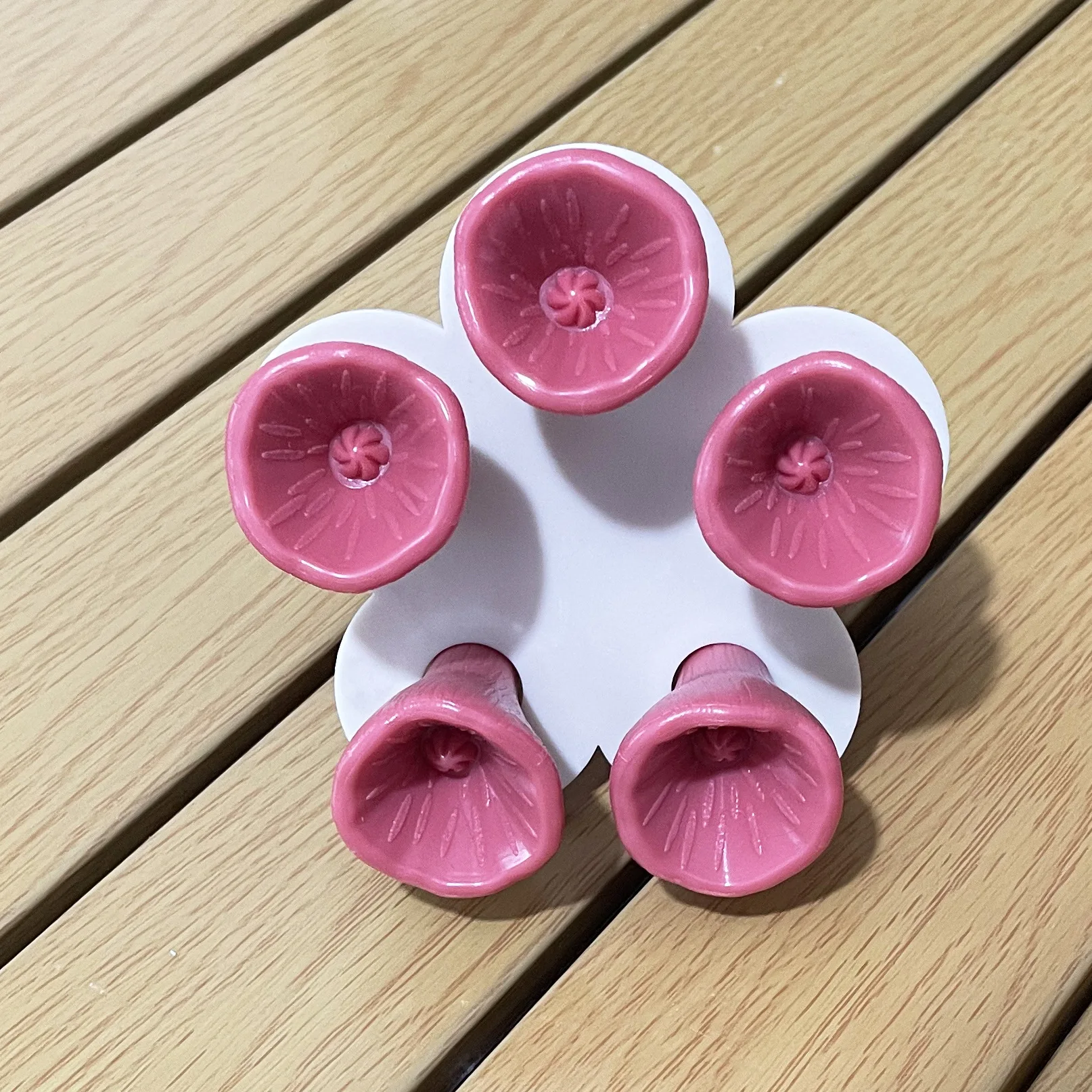 Bijen Insect Drinkbeker Bijendrinkfontein Beker Bloemvorm Bijen Water Feeder met kinderbeker en houder Hars voor bijenteelt: SCARLET
