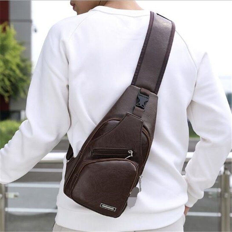 Mænd skulder tasker mænds ensfarvede afslappet skulder bryst taske usb opladning taske: Mørkebrun