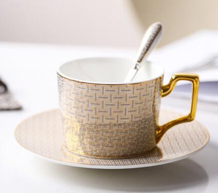 Luxury Gold Cup Set Retro Royal Tea Cup with Handle Spoon Vintage Bone China Tea Cup Set Tasas De Cafe Portable Cups Luxury: C