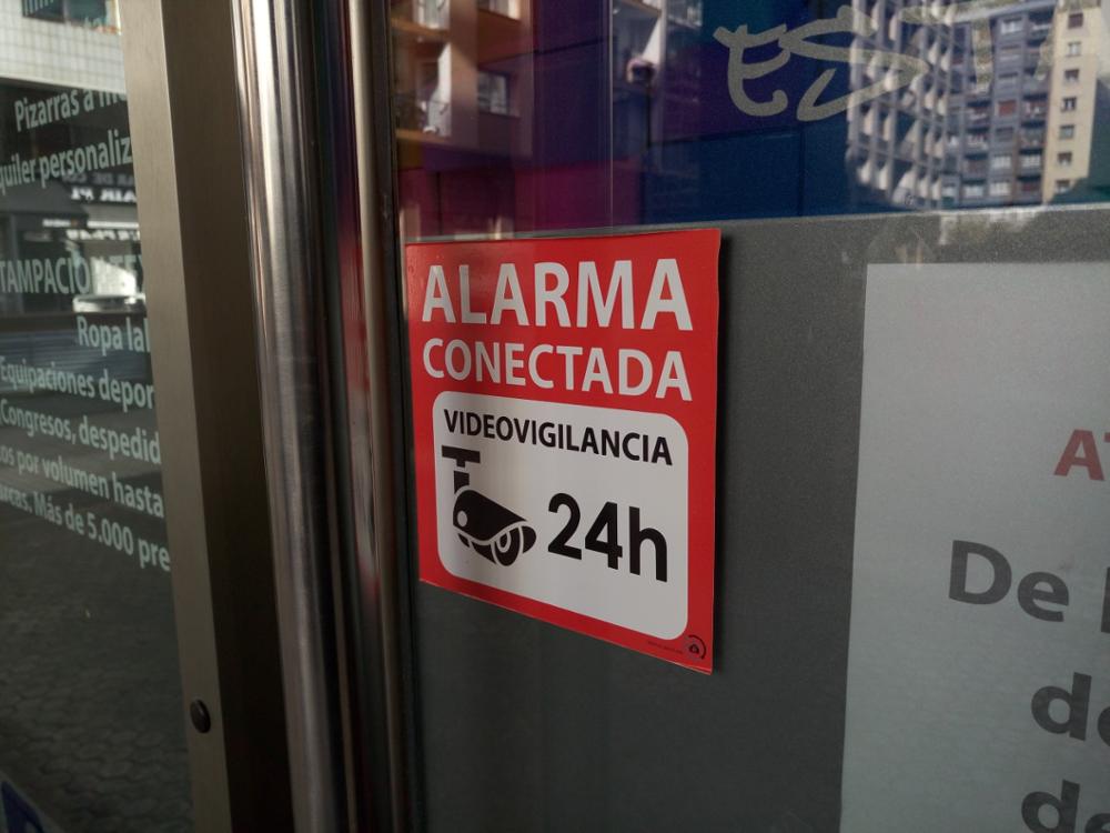 Cartel autoadhesivo disuasorio alarma 15x15 Alarma Conectada Videovigilancia 24H rotulo rojo en castellano