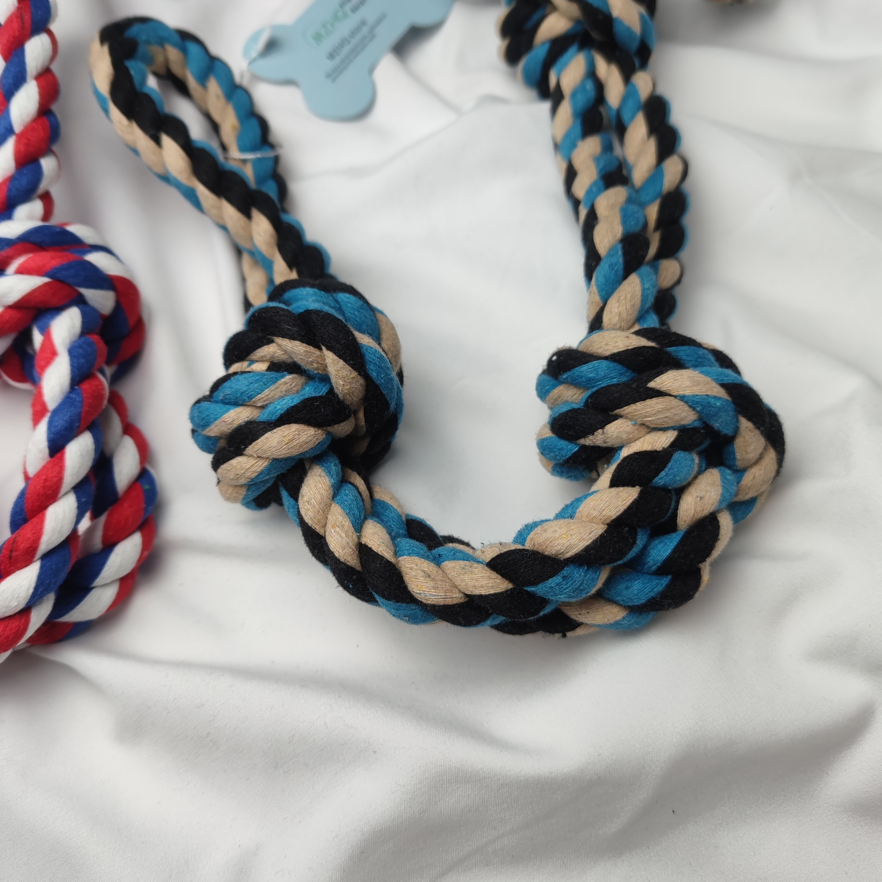 Cuerda de algodón interactiva para perros grandes, juguete portátil de 3 nudos, 58cm, 1 unidad La cuerda de mordida mide 58 cm de largo, el nudo tiene 7 cm de grosor y pesa alrededor de 365 gramos. Es adecuado para jue