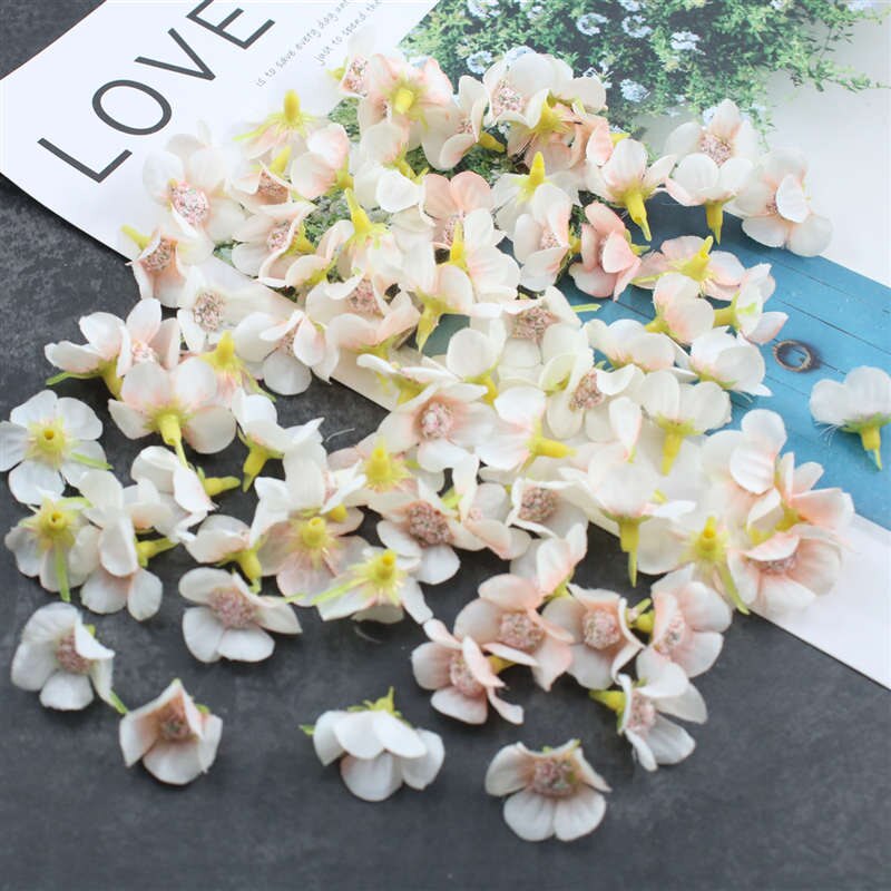 50 stuks 2cm veelkleurige madeliefjeshoofdjes mini zijden kunstbloemen voor kransen, scrapbooks, decoratie voor thuis en bruiloften: Wit roze