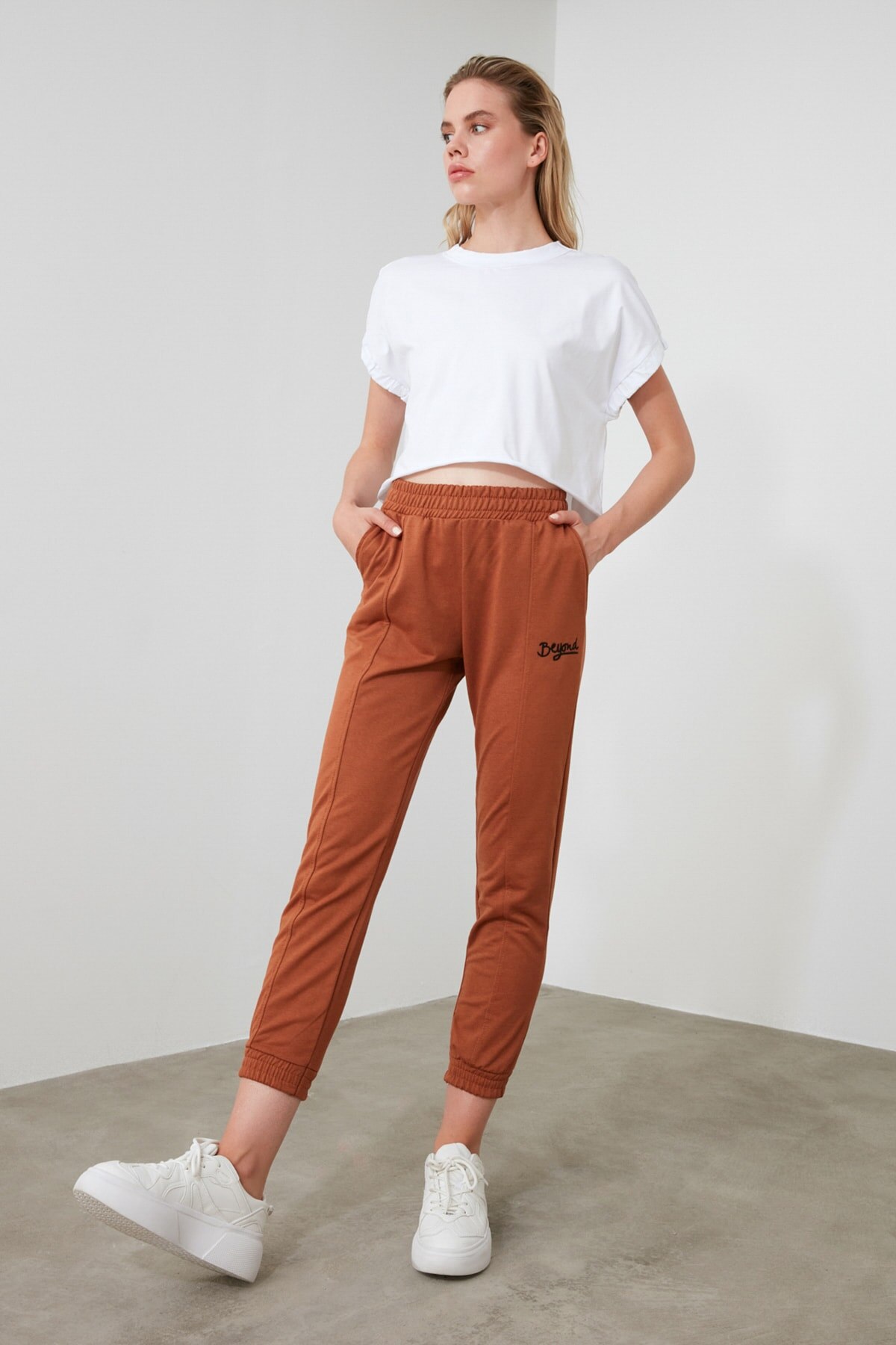 Pantalon de survêtement en tricot brodé Trendyol deuxaw21ea0049: Cinnamon / S