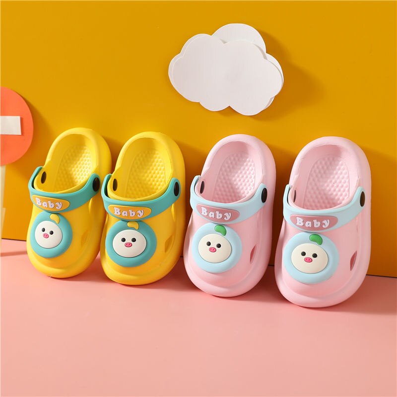 Dziecięce dziurki dziecięce kapcie letnie dziecięce antypoślizgowe śliczne kryte i obuwie plażbyć winnym kreskówki drewniaki dziecięce buty dla dziewczynki