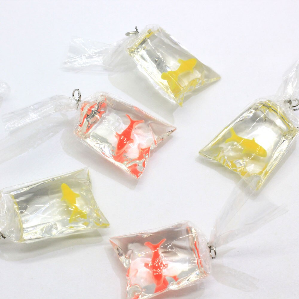 10/100 stk. lille fisk i vandpose gennemsigtig harpiks guldfisk charme smykker vedhæng fisketaske øreringe vedhæng håndlavet diy håndværk