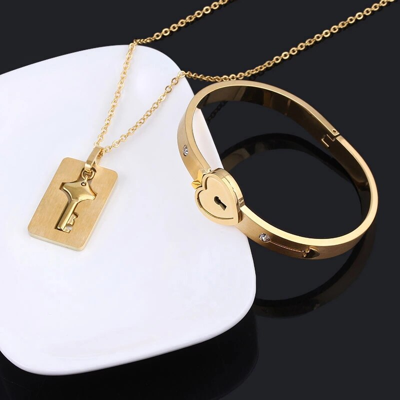 Setti ruostumaton teräs amor rakkaus sydän lukko avain pari rannekoru hänen kuningas ja kuningatar rannekorut rannekorut naiset miehet choker korut: Rodiumjäljitelmä