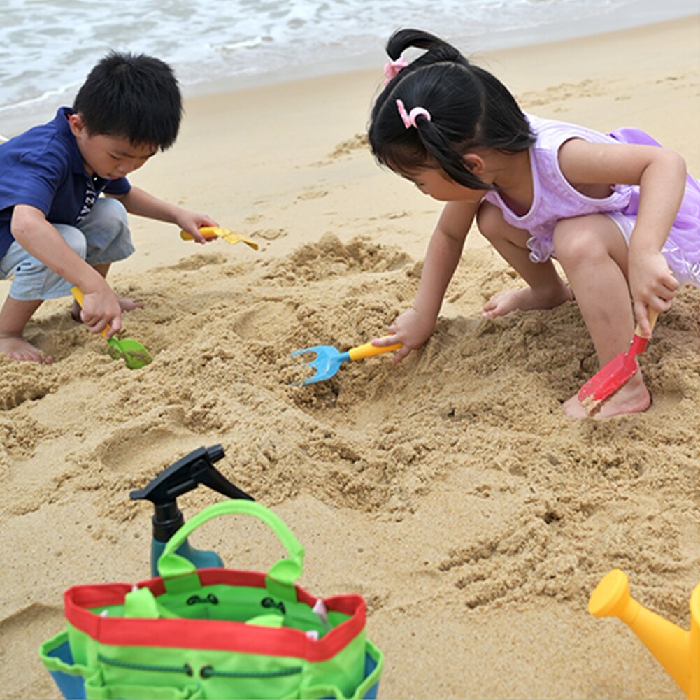 Plastic Speelgoed Voor Ijsjes Op Het Strand Stock Foto - Image of zonneschijn, zand: 184132788