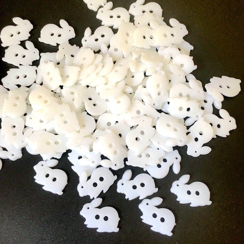 50 stks witte kleur plastic konijn vorm knoppen voor craft naaien kinderkleding