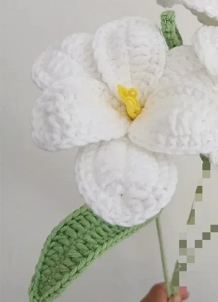 (ingen vase )1pc håndlavede blomster kunstige tulipaner buket hæklet evig blomst til bryllup hjemmeborddekoration år: Flåde