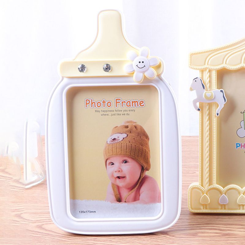 Baby cartoon flesvormige fotolijst voor een kind met een verjaardagsfoto