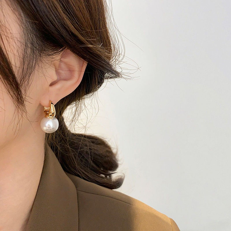 Nuevos bonitos pendientes de aro con tachuelas de perlas para mujer, pendientes minimalistas de Color dorado, aros pequeños Huggies, joyería de para boda
